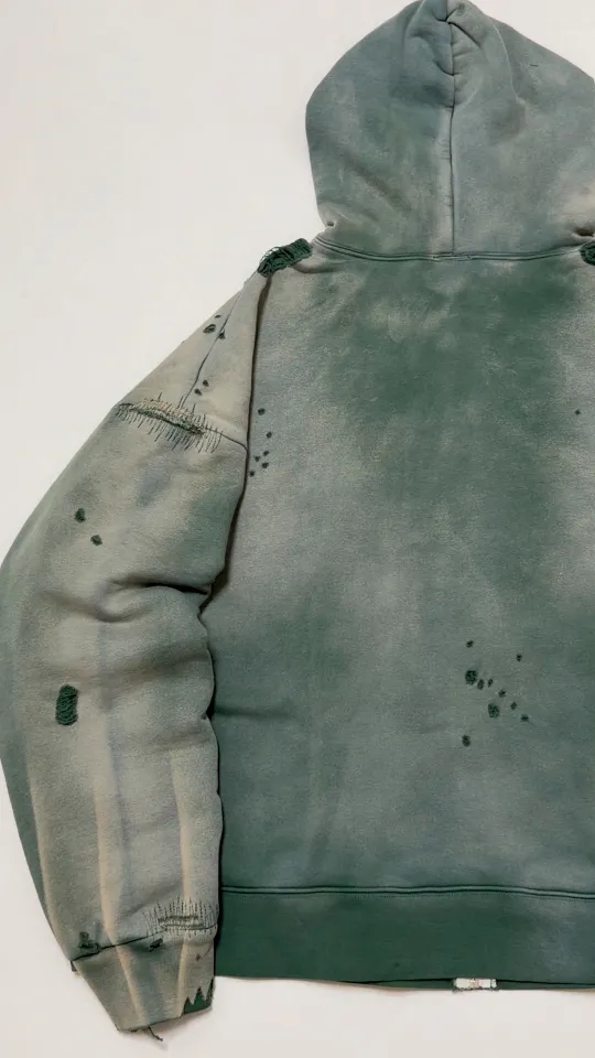 SAINT Mxxxxxx DBL FACE ZIP UP HOODIE/GREEN Double-layer destroyed waffle zipper jacket, washed green S-XL, a style that has been used in the summer. After continuous fine polishing, it has finally been shipped. The finished product is simply a work of art. Super heavy washing and distressing. Multiple water fades. Excessive hand-made wormhole destruction processing. Deconstruction and reorganization embroidery technology. Custom-made zippers with LOGO. The color details of the zipper webbing are also correct. Original grade fruit main label and wash water label. Top purchasing grade. A layer of waffle fabric is added to the inner lining to make the overall texture stronger and increase the comfort and warmth of the wearer.